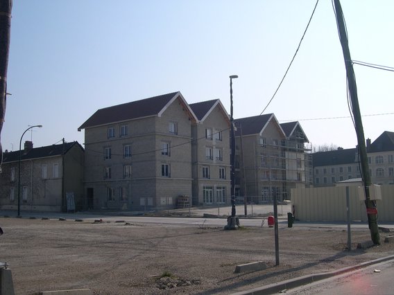  petits immeubles en cours de construction, quartier nouveau campus